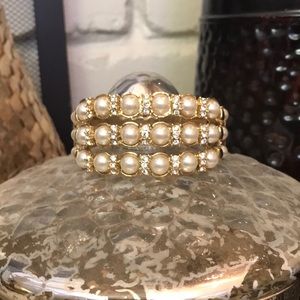 Beautiful feminine faux pearl bracelet!